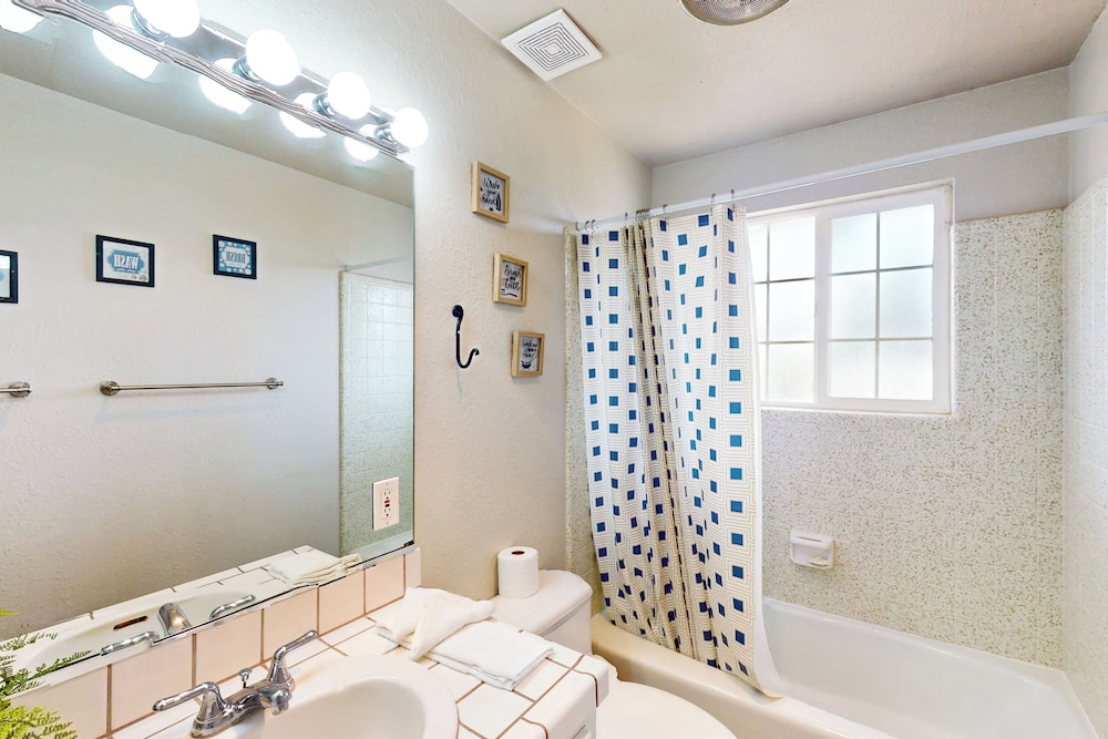 4BR Home w/ W & D, Private Backyard