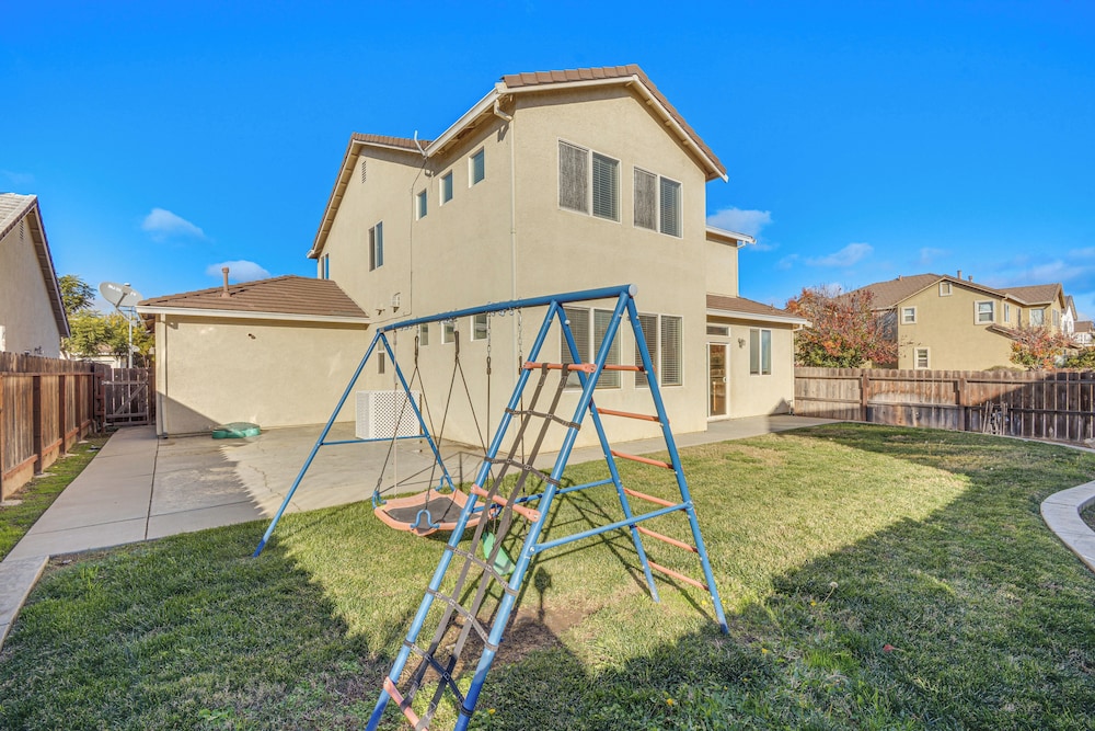 3 Mi to Downtown Merced: Family-friendly Home