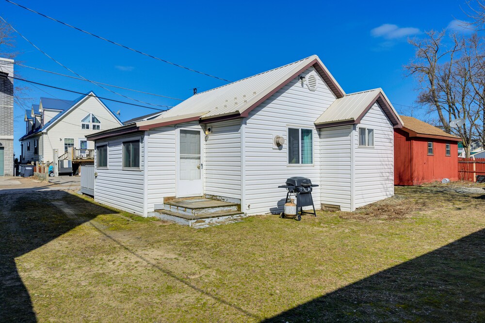 Sunset Bay Cottage w/ Fire Pit: Walk to Beach! view 2