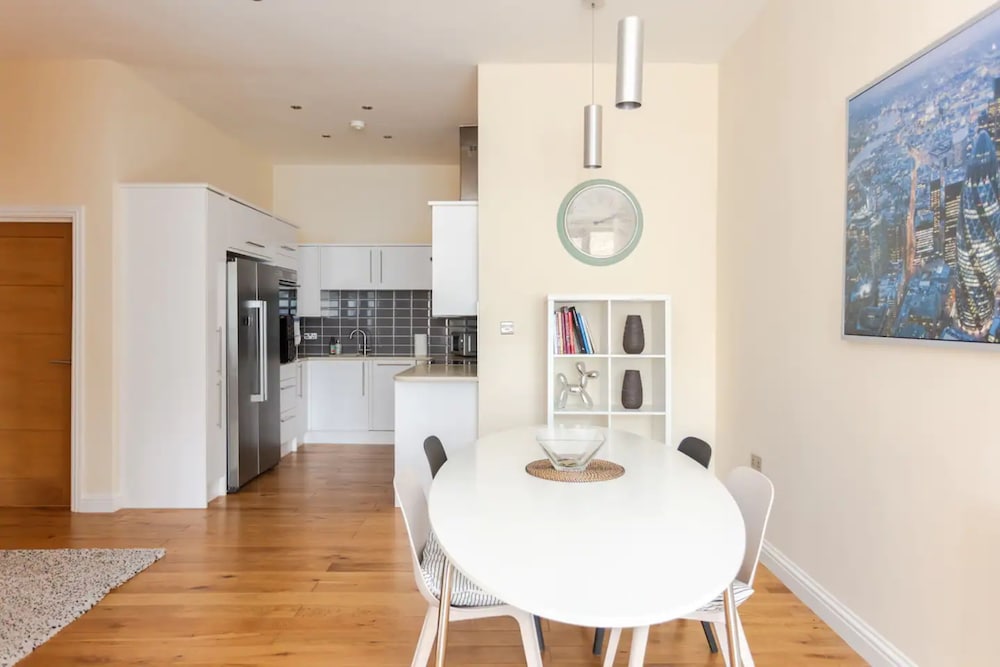 Stylish 2 Bedroom Apartment in Greenwich