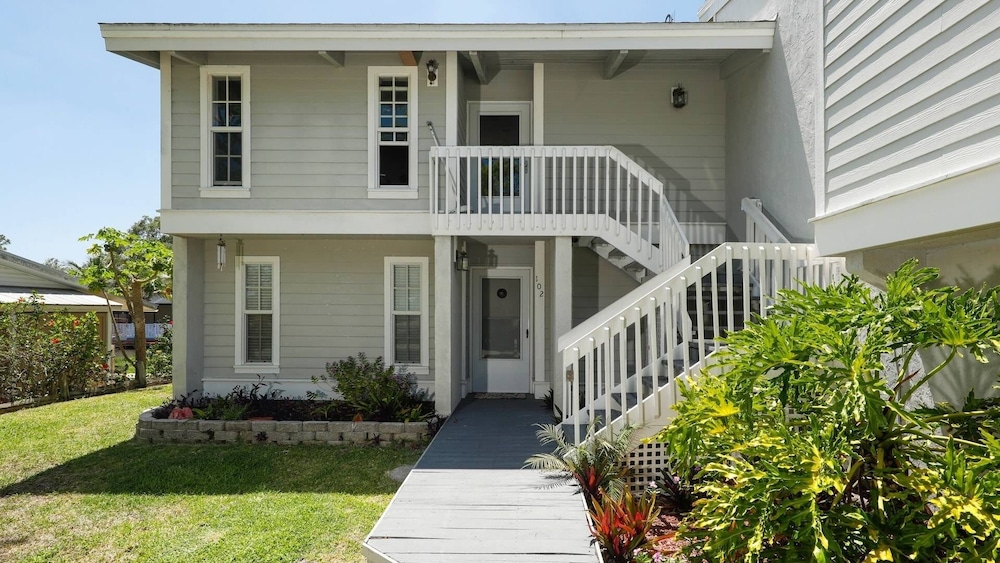 Lemon Bay Waterfront Condo W Patio, 5 Miles To Gulf Beaches 2 Bedroom Condo