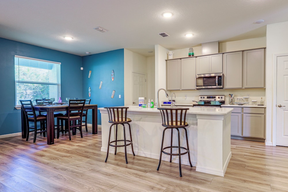 Spacious Home Near Dtwn Psl: Travel Nurses Welcome