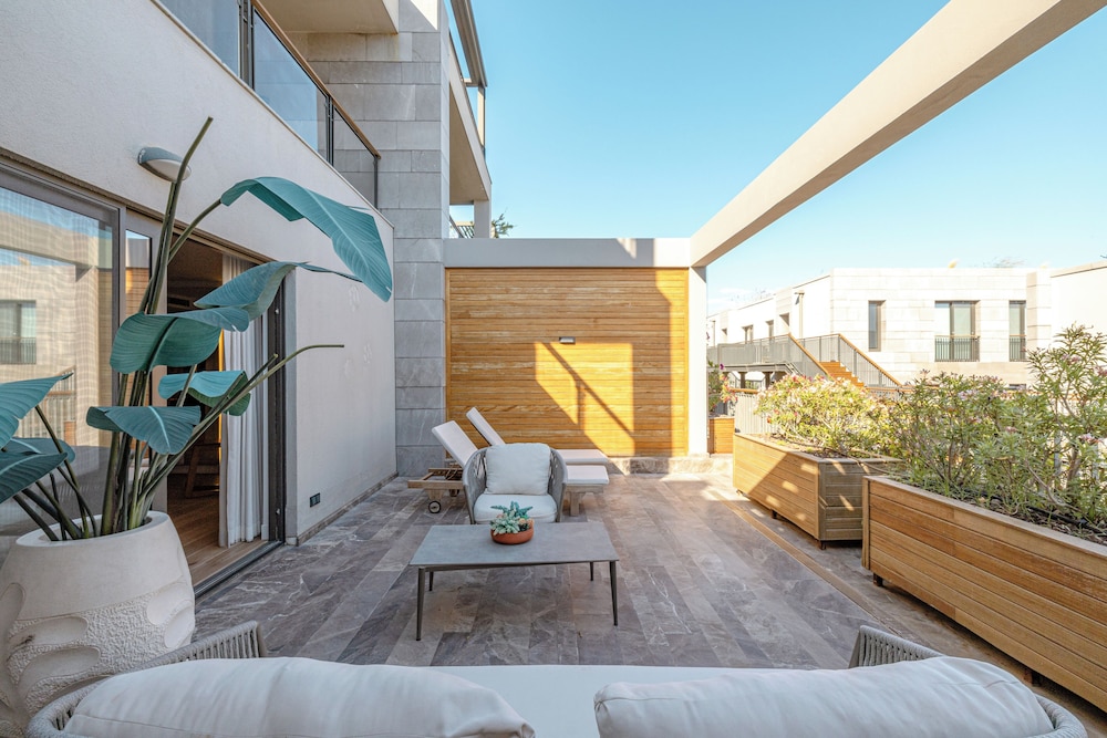 3-Bedroom Beachfront Villa with Hotel Amenities