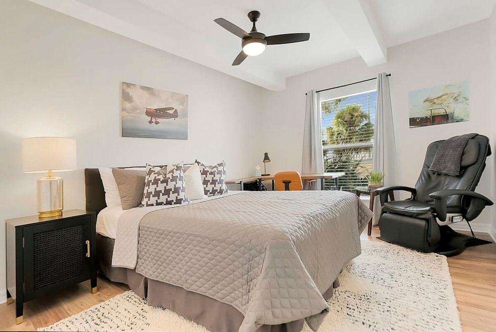 2 Steps to Ice Plant Apt in Downtown St Aug