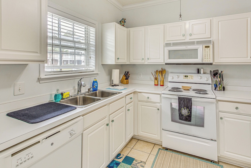 Resort Pool & Golf: Centrally Located NMB Retreat!