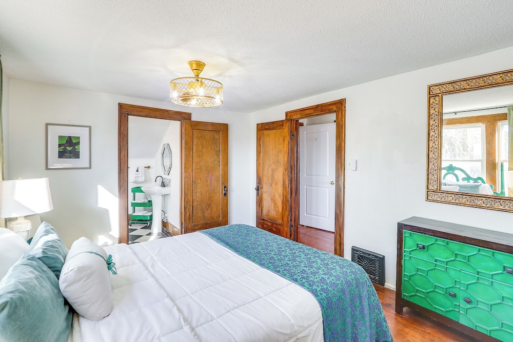 5 Mi to Marion Reservoir: Wizard of Oz-themed Home
