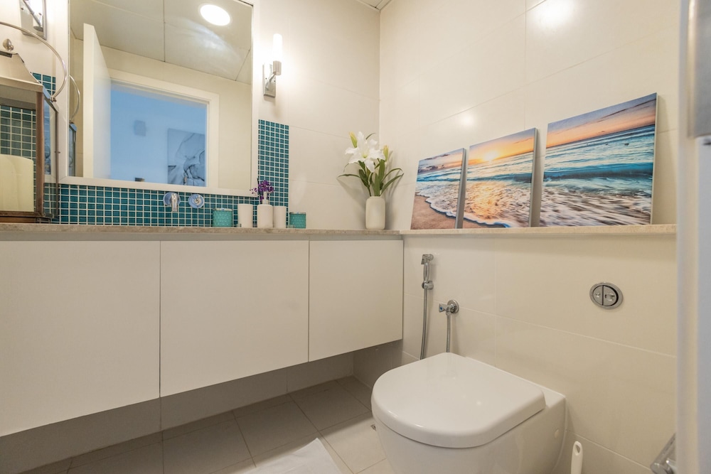 Sophisticated 1BR Palm Apt w Beach Access