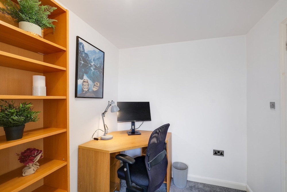 Elegant 5 Bed Home with Garden- Slough