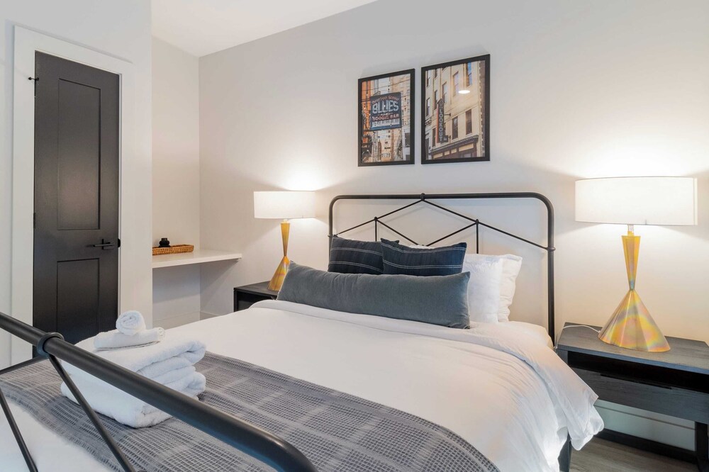 Sleeps 24 4 Modern Midtown Apartments w/ Gym + Pool Walkable to Shops & Eats