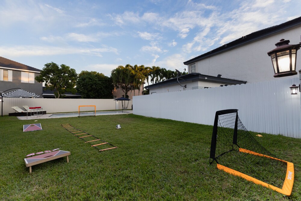 Miami Getaway Heated Pool House & Pool Table Villa