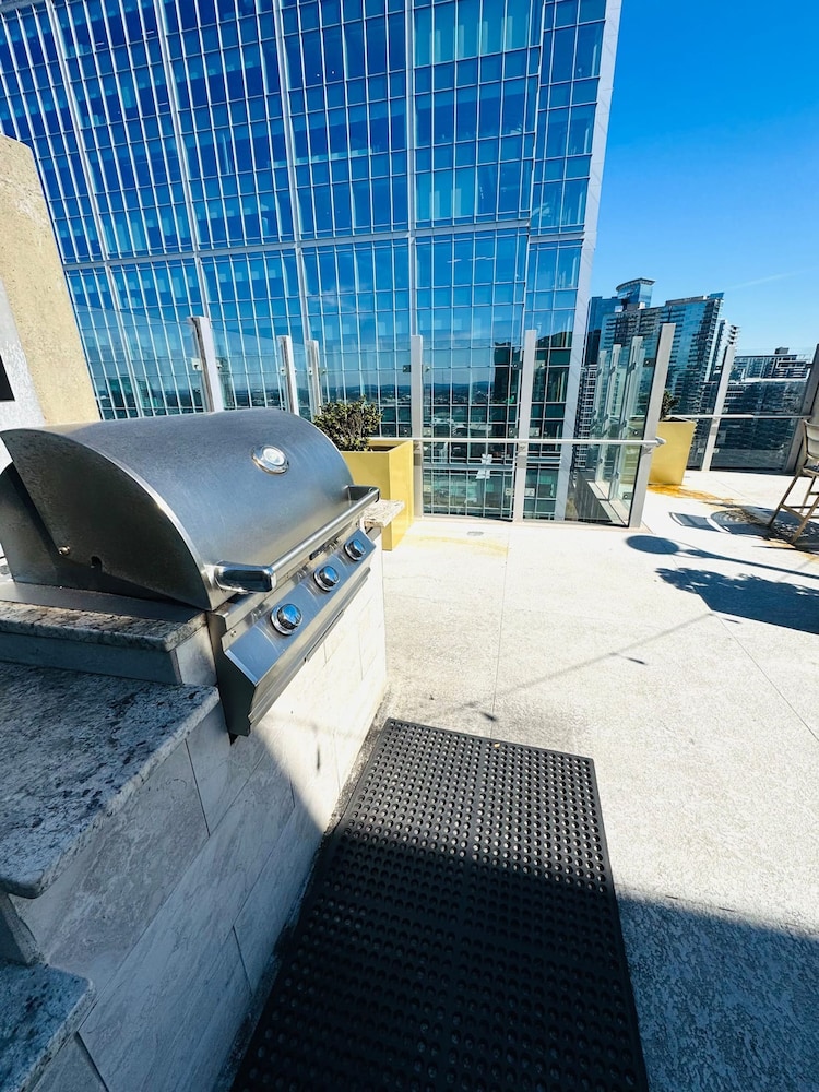 Highrise Balcony Rooftop Pool Gym Free Parking