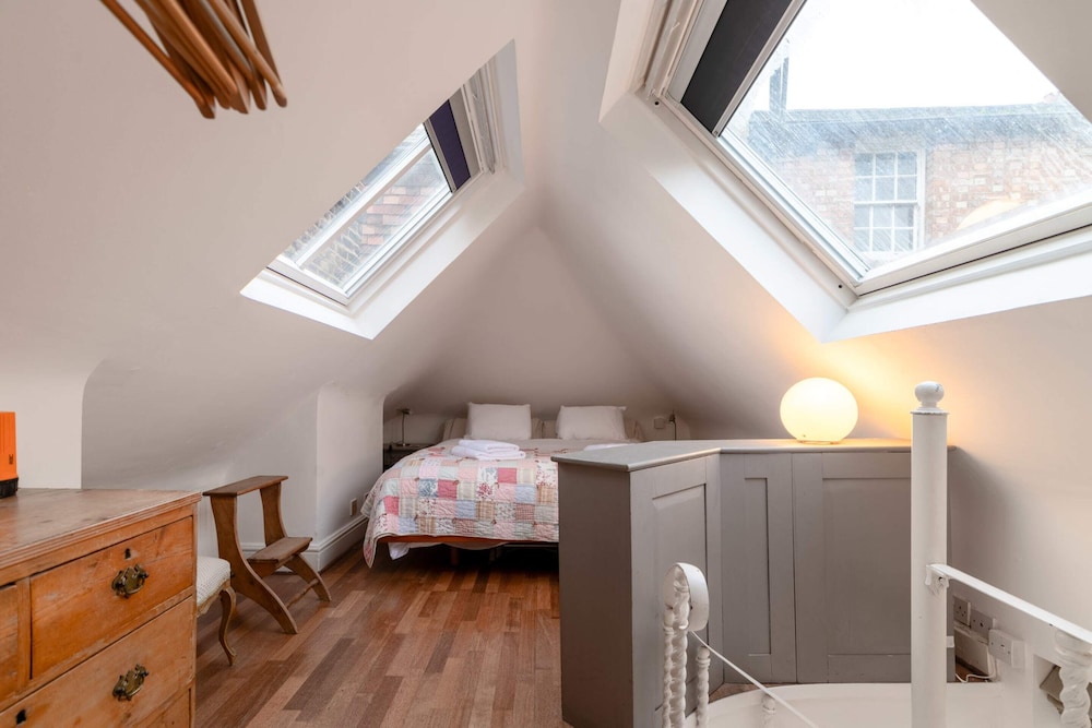 Character Cottage In Historic Hampstead