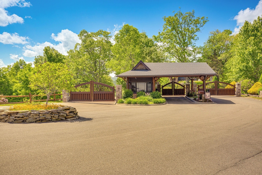 Lakefront Cabin in Elk Park w/ Hot Tub & Mtn Views