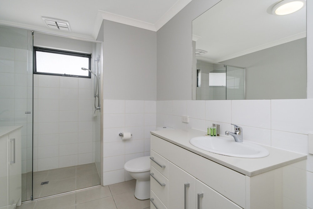 Sunny 2-bed in Quiet Location With Balcony