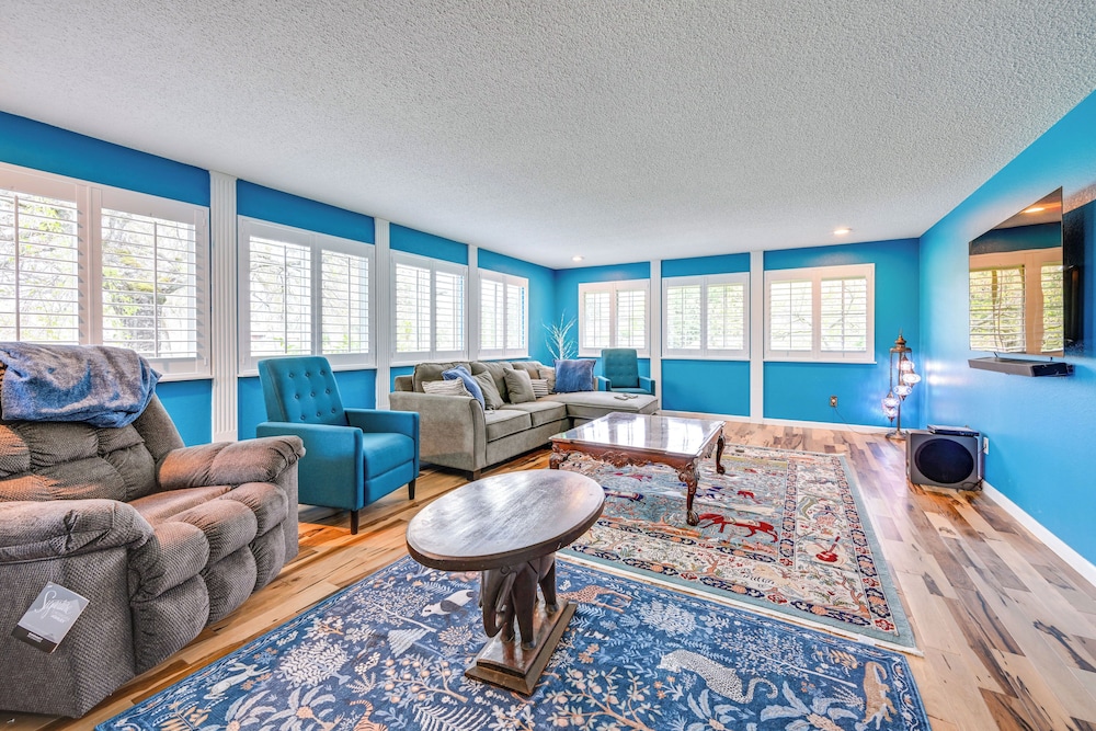 9 Mi to Spanaway Park: Home w/ Indoor Hot Tub
