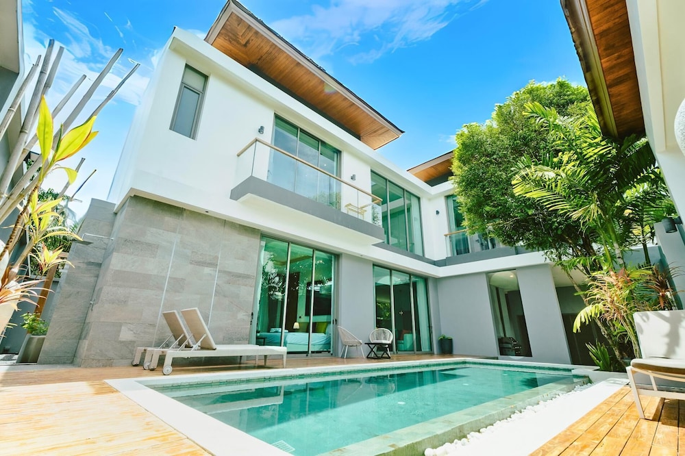 Teak 5BR Pool Villa Bang Tao + Airport Shuttle