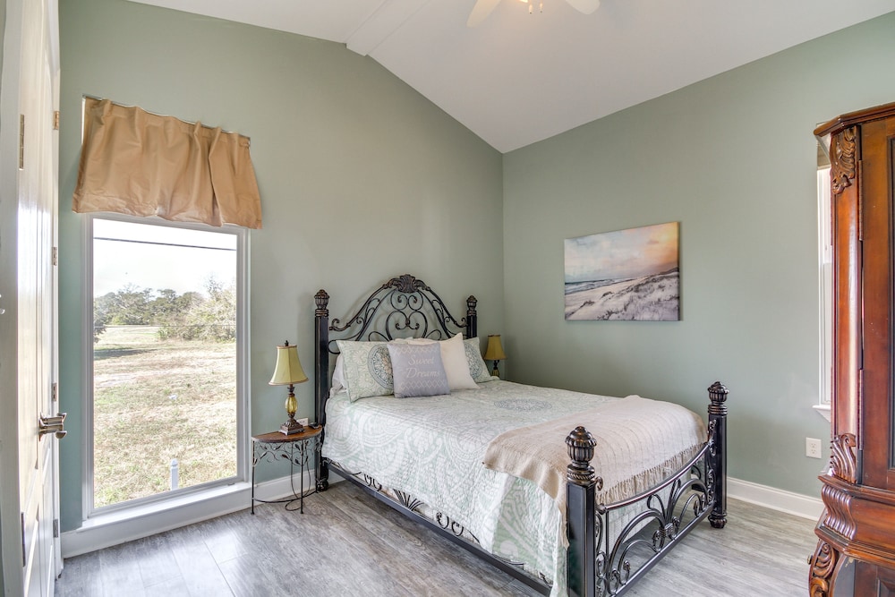 Walk to Beach: Stunning Gulfport Getaway