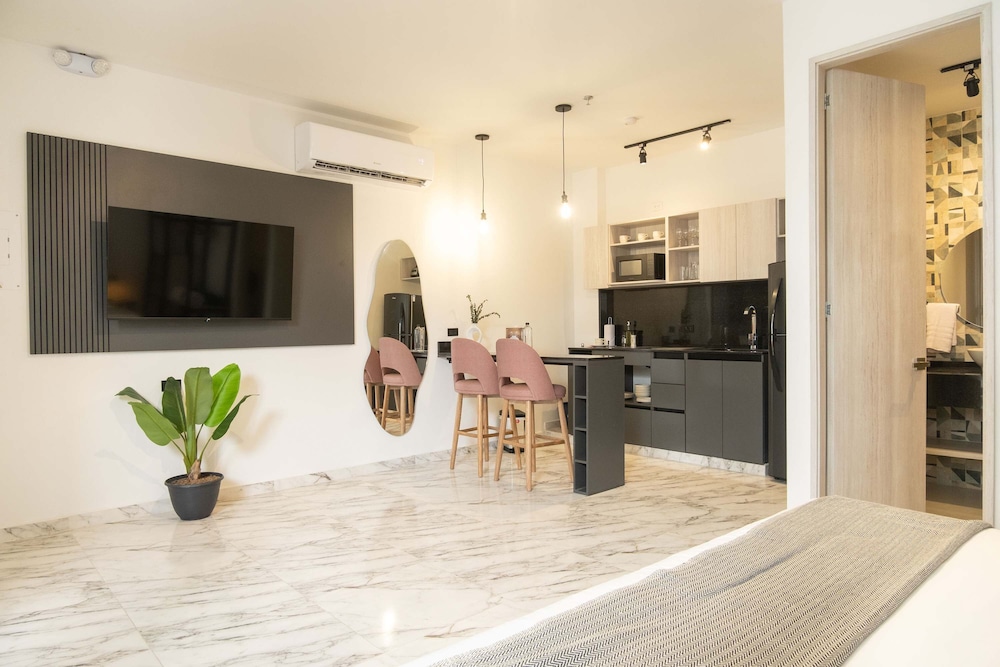 w Modern 3BR w AC Steps From Ciudad Amurallada