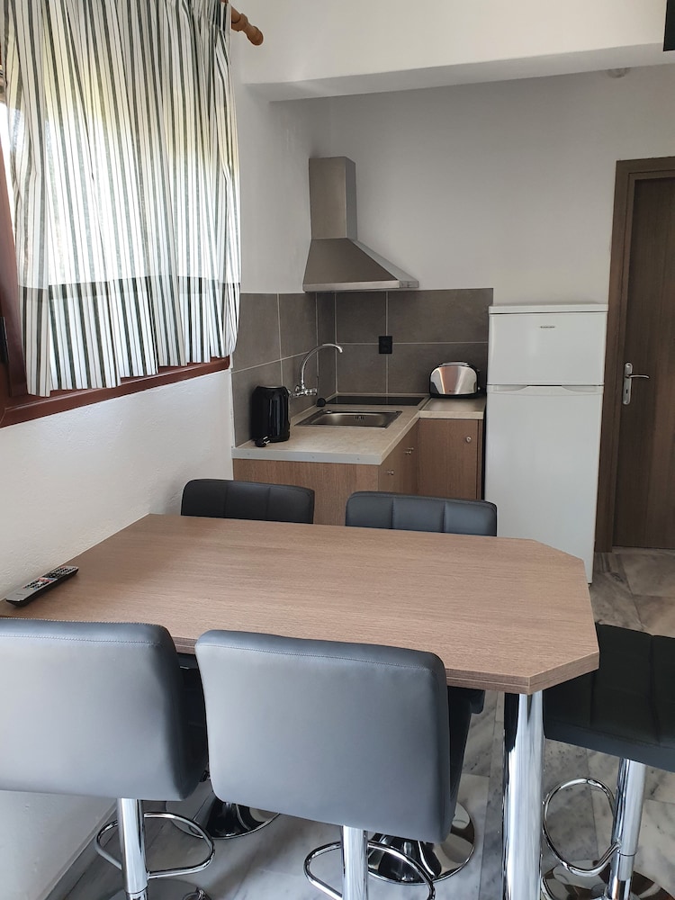 Kiki Studios & Apartments