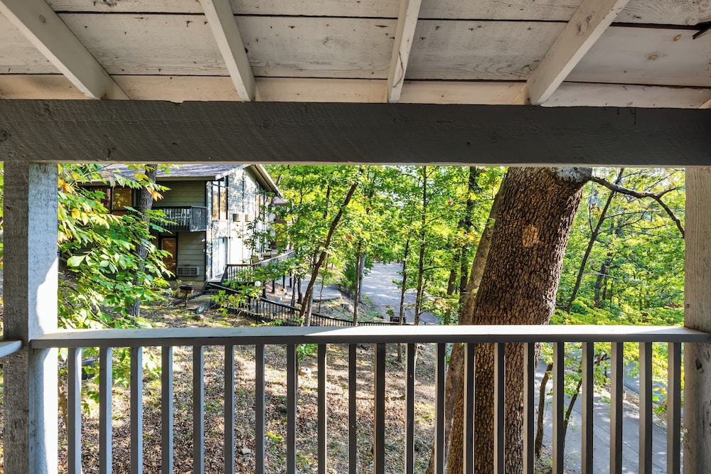 Studio Room w/ Pools, Private Deck -close to Water
