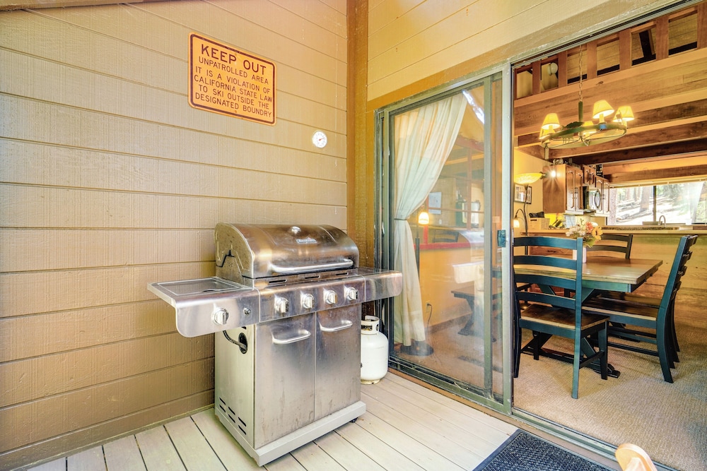 8 Mi to North Tahoe Beach: Truckee Resort Condo