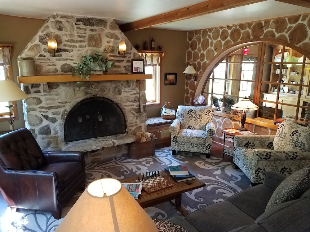 Settlement Courtyard Inn & Lavender Spa