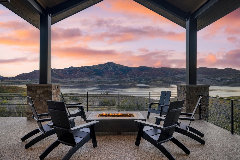 Reflection by Avantstay Sleeps 18 Lake Views Hot Tub Game Room