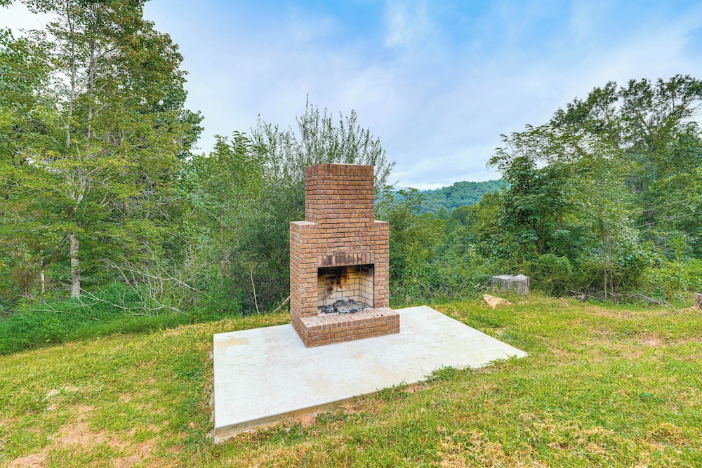 Long-range Views: Blue Ridge Mtn Cabin w/ 3 Decks