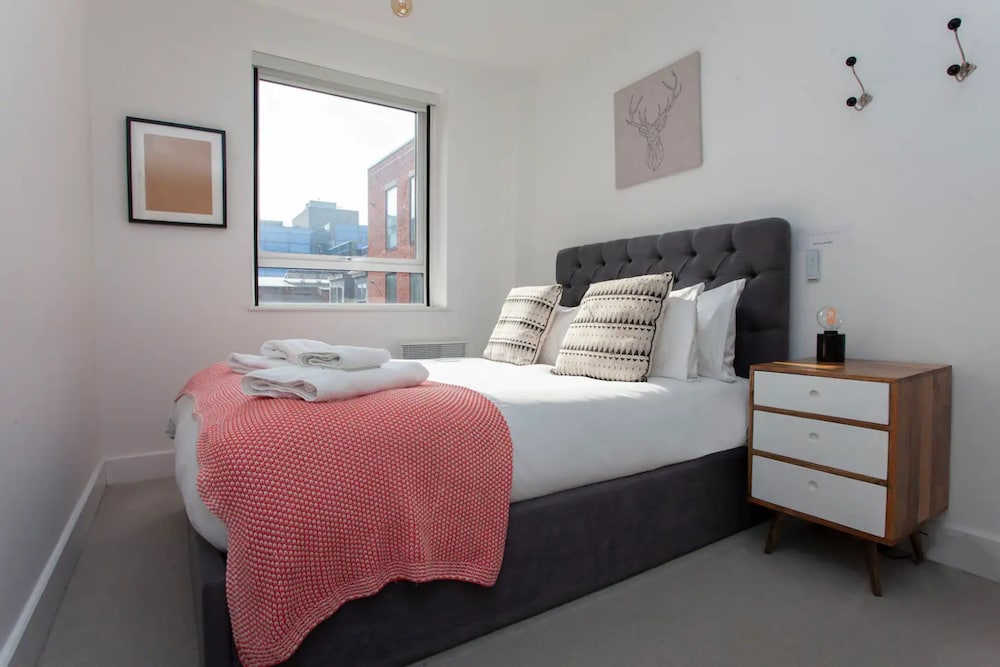 Central Designer 2 Bedroom Apartment in Portland Square view 3