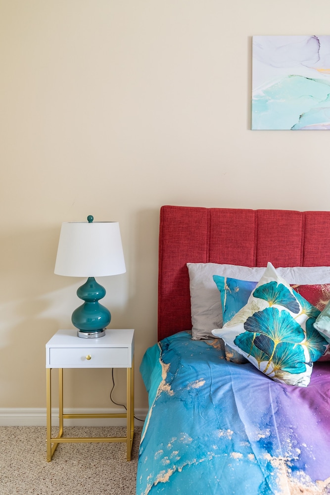 Modern 3BR 2BA Townhome in Lakeshore