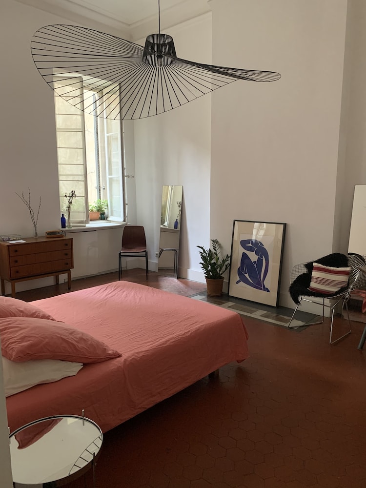 Liberté en Marseille — hotel room
