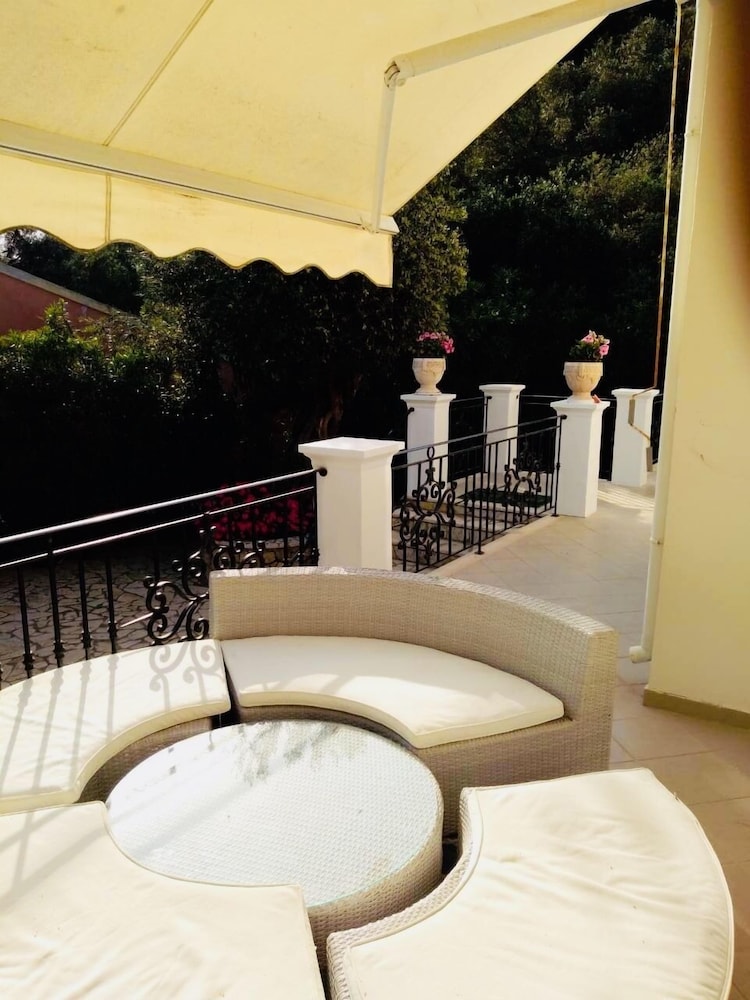 Villa Ampelaki (30 meters to the beach)