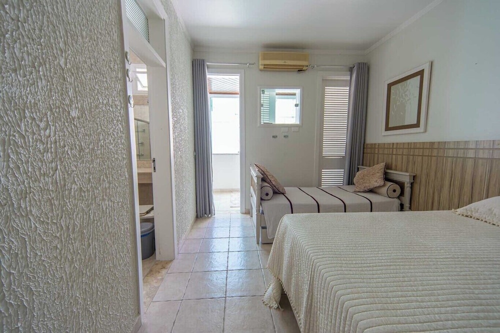 Casa Pet Friendly com 3 su tes a 200m da Praia