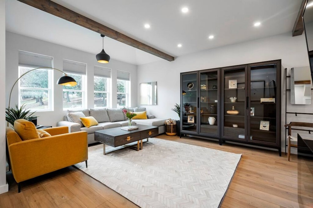 Mclean Stunning 3 Bdrm Reno - Few Blocks off Commercial