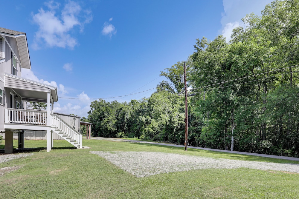 Riverfront Family Retreat w/ Yard in Saint Amant