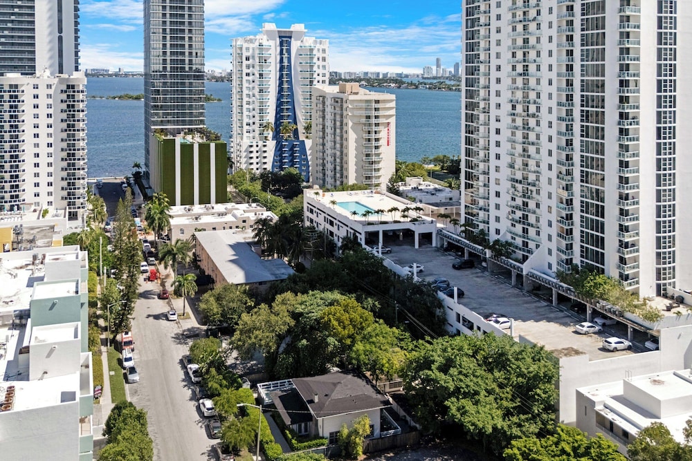 7BD Downtown Oasis Pool