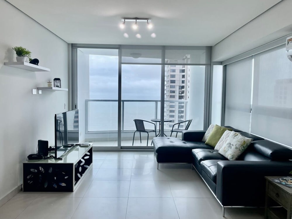 Light Home I Minimalist 1 Bed in Costa del Este