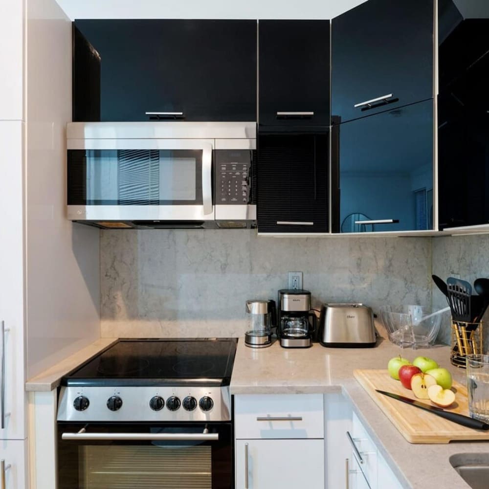 403-2e Newly Renovated Studio UES
