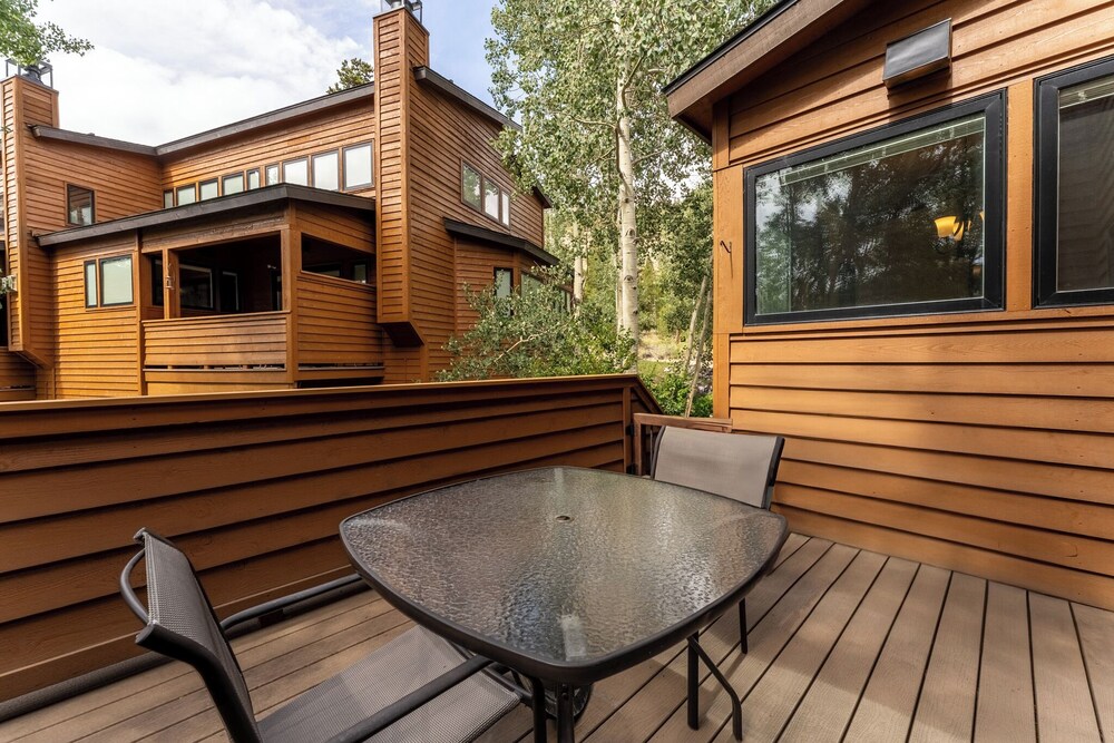 Tennis Townhomes #1340: 2