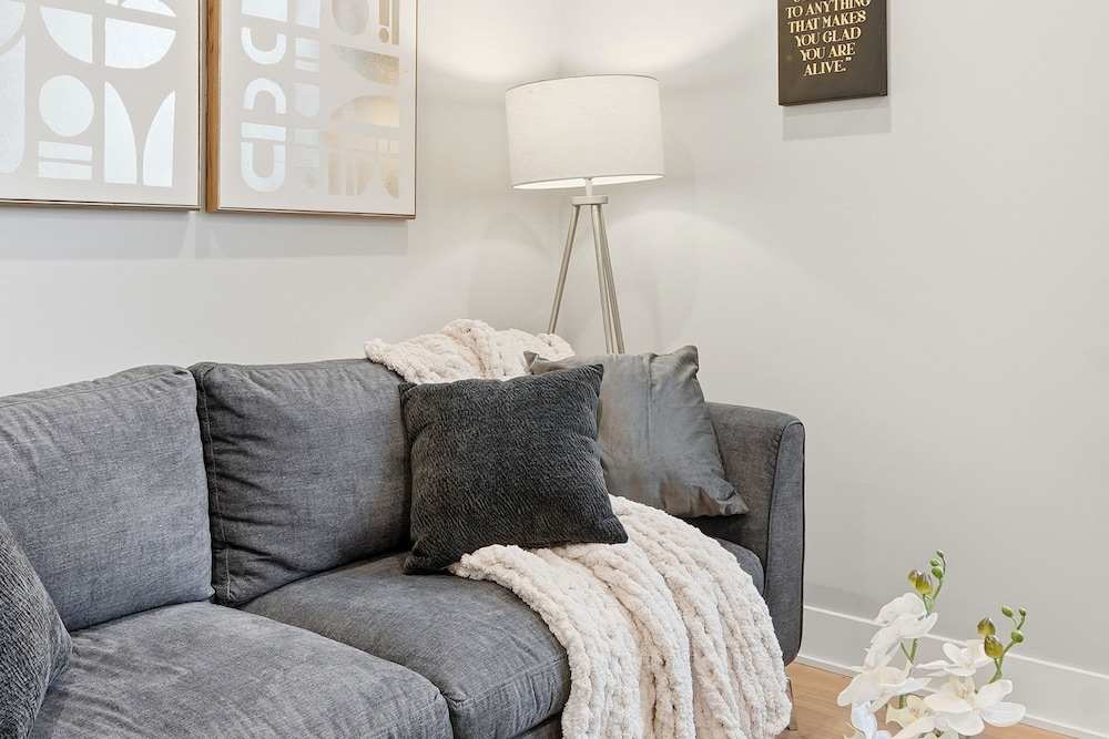 Comfy Condo - Gym Free Parking Modern Amenities