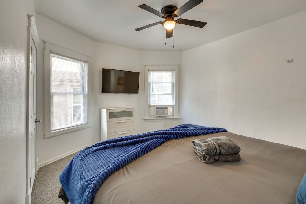 Modern 2BR Kansas City Condo Near Downtown