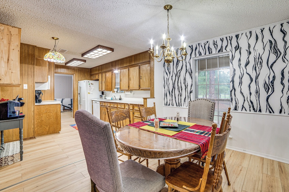 Family Getaway on 4 Acres in Mineola!