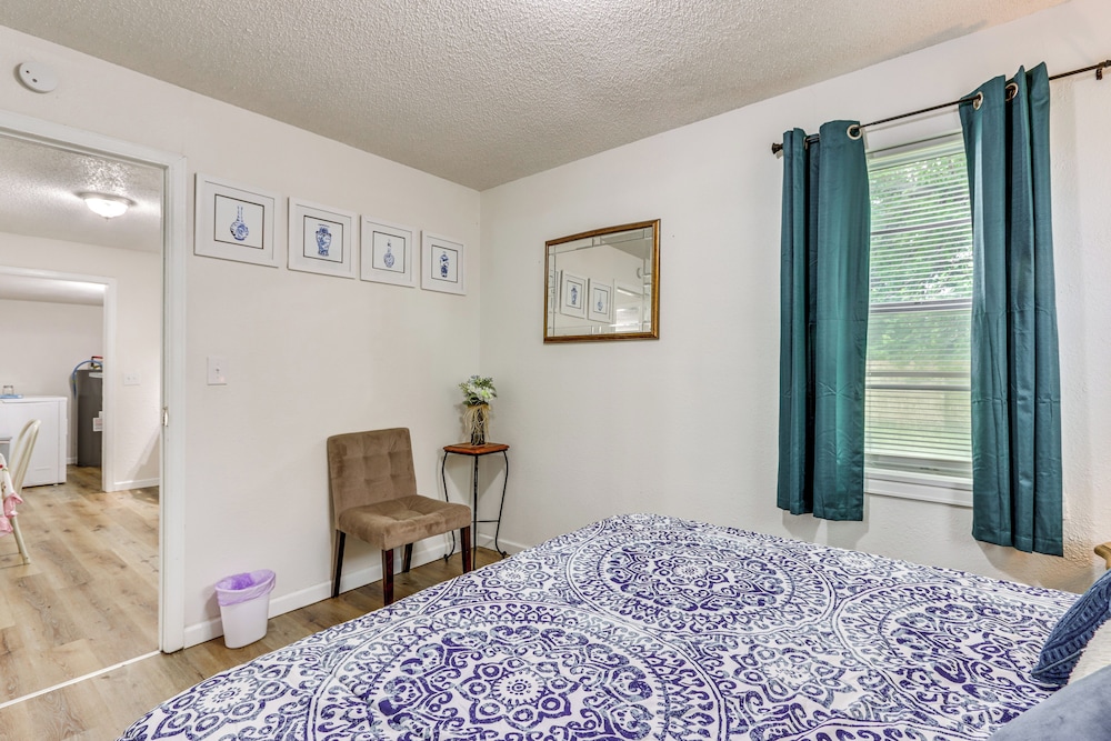 1 Mi to Main St Joplin: Cozy Home w/ Shared Yard!