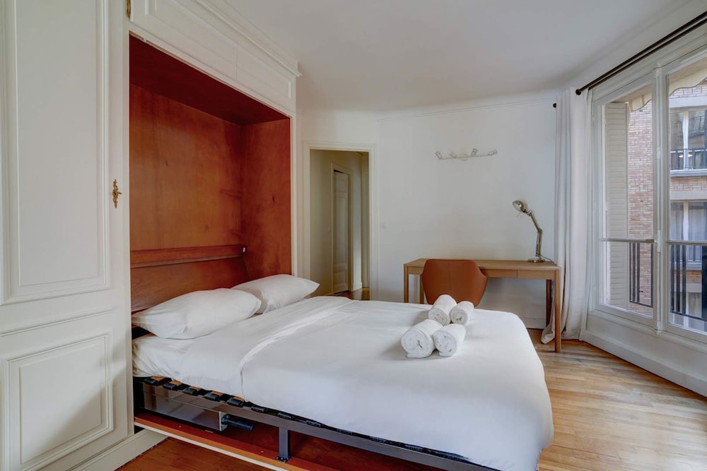 Passy Glow 2BR Home in the 16th Arrondissement