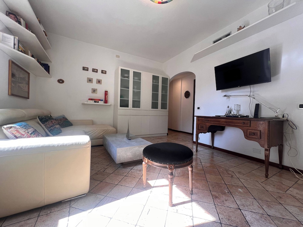 Charming Apt Near the Beach