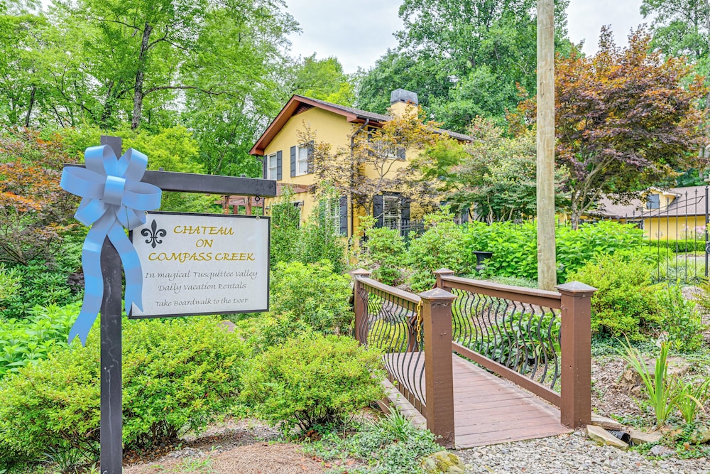 'chateau on Compass Creek' Hayesville Apartment! view 5