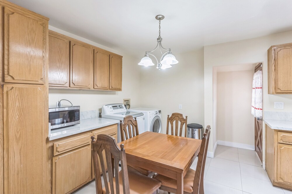 Russell House Near Hollywood & Griffith Park 3 Bedroom Home