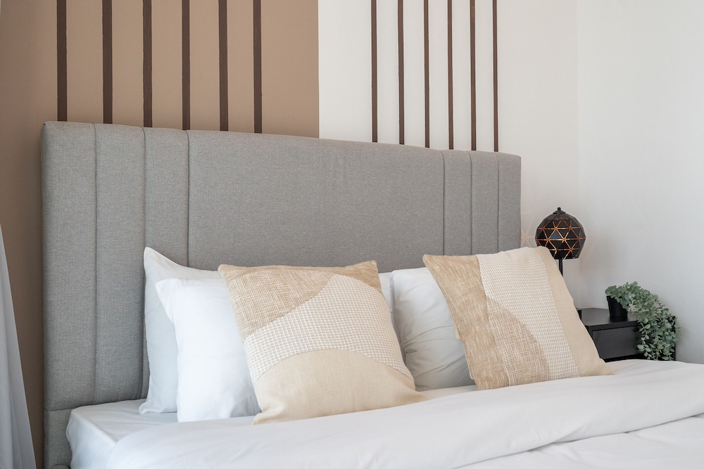 Dubai Marina - Stunning Huge 4 Bedroom Apts Near JBR - Gym - Pool - Parking by Sojo Stay
