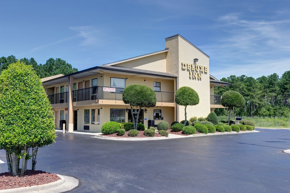 Deluxe Inn Fayetteville - I-95 Exit 49