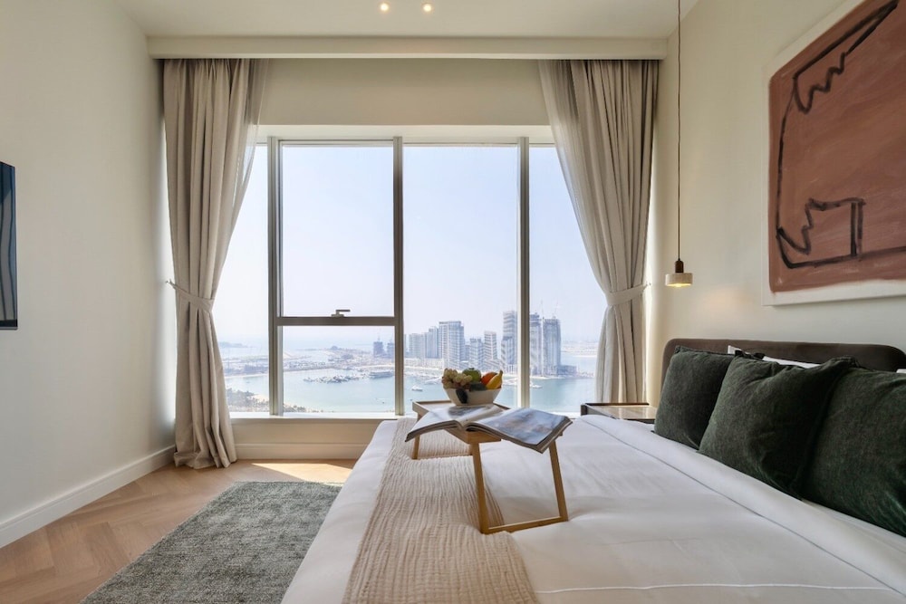 Maison Privee - High-Floor Haven with Open Sea Views on Palm Entry